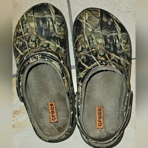 CROCS Fuzzy LINED Green and Brown. REAL TREE CAMOUFLAGE   MENS 10  WOMENS 11